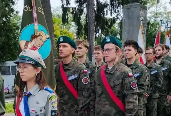 Oława: hołd dla Sybiraków – młodzież oddała cześć zesłańcom