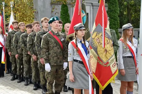 Oława oddała hołd Sybirakom. Kwiaty i znicze pod Pomnikiem Sybiraka
