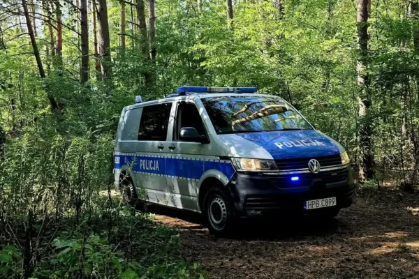 74-latek zgubił się w lesie podczas grzybobrania. Pomogli policjanci i Straż Leśna