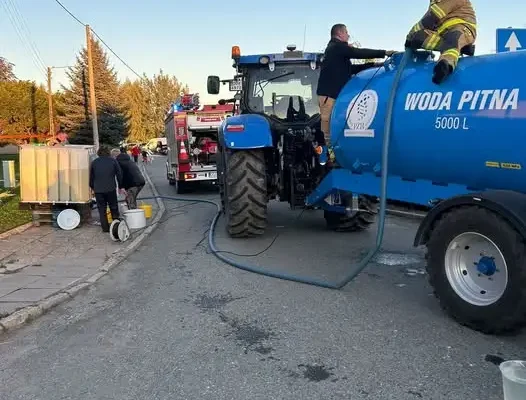 Bakterie w wodociągu Piskorzów. Strażacy z OSP Kończyce rozwożą wodę mieszkańcom