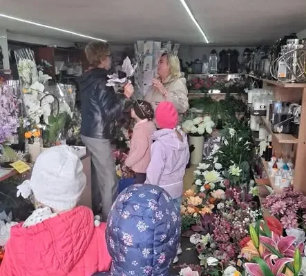 Przedszkolaki z wizytą w kwiaciarni – poznają zawód florysty
