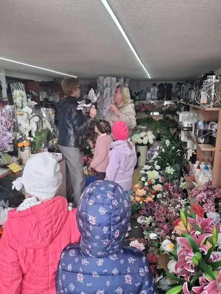 Przedszkolaki z wizytą w kwiaciarni – poznają zawód florysty