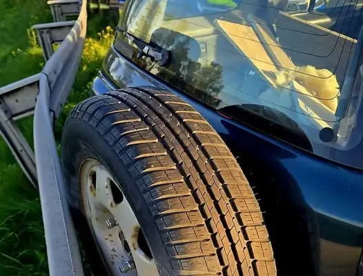 Ponad 2,5 promila alkoholu – 47-latek rozbił Hondę na barierach autostrady A4