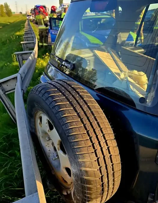 Ponad 2,5 promila alkoholu – 47-latek rozbił Hondę na barierach autostrady A4