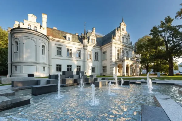 Policja patroluje szkoły w gminie Jelcz-Laskowice. Prewencyjne działania burmistrza