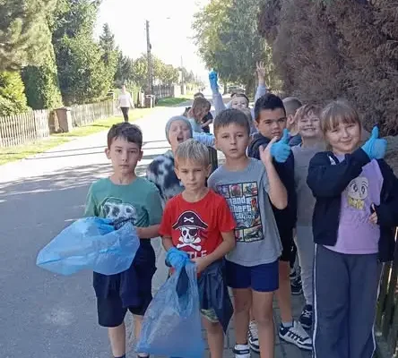 Sprzątanie Świata w Domaniowie – uczniowie zadbali o czystość okolicy
