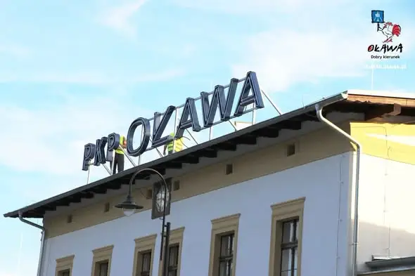 Neon „PKP OŁAWA” rozświetlił elewację dworca. Remont najstarszego czynnego dworca w Polsce na finiszu