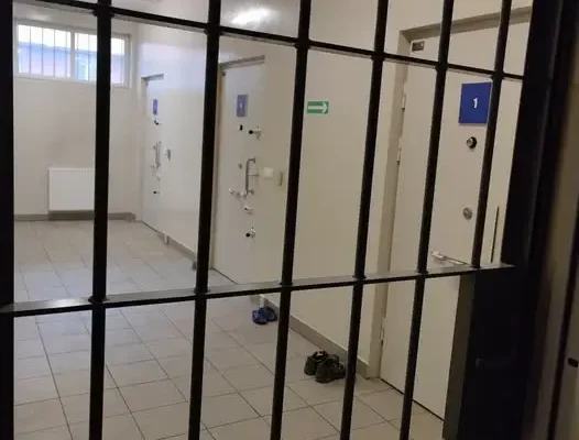 Kradzież sklepowa w Jelczu-Laskowicach zakończyła się aresztowaniem poszukiwanego 46-latka