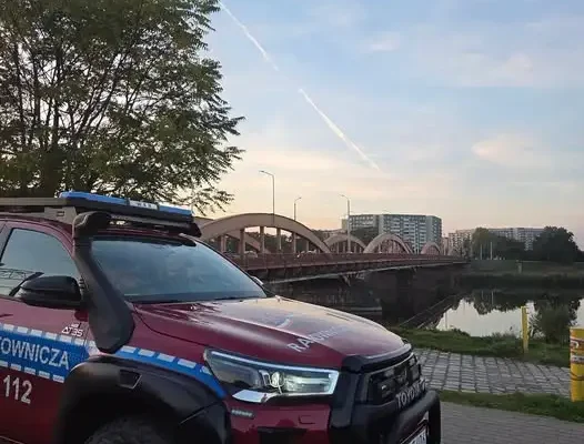 Poszukiwania w rejonie wrocławskich mostów. Służby apelują o czujność