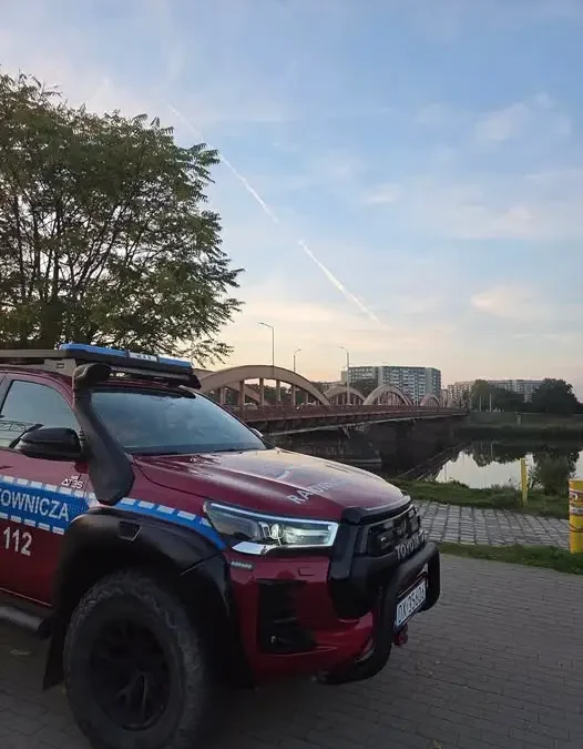 Poszukiwania w rejonie wrocławskich mostów. Służby apelują o czujność