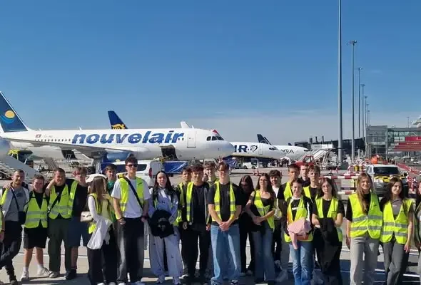 Uczniowie z Oławy zwiedzili Port Lotniczy Wrocław – praktyczna lekcja logistyki