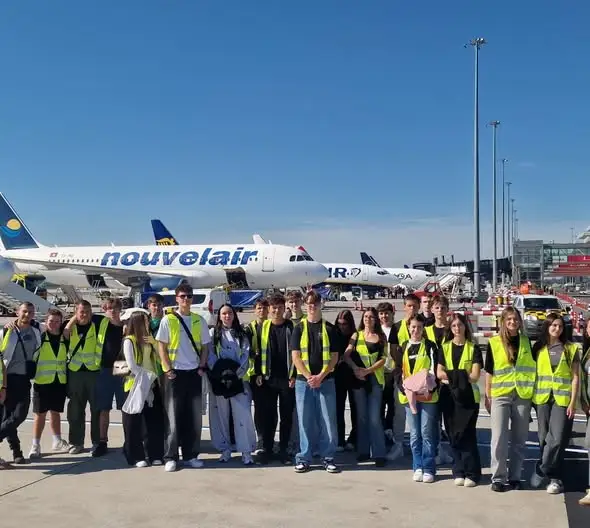 Uczniowie z Oławy zwiedzili Port Lotniczy Wrocław – praktyczna lekcja logistyki