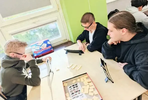 Szkoła w Kasprowiczu bije rekord w Rummikubie – ogólnopolska akcja integruje uczniów
