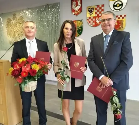 Nauczyciele i pracownicy szkoły w Oławie nagrodzeni przez starostę