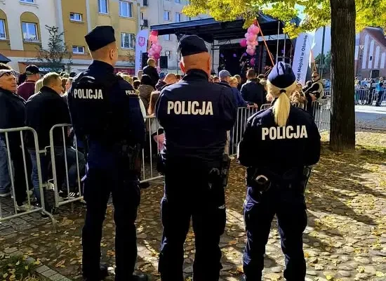 Oława: policja zabezpiecza charytatywny koncert na Rynku