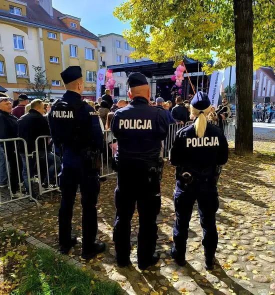 Oława: policja zabezpiecza charytatywny koncert na Rynku