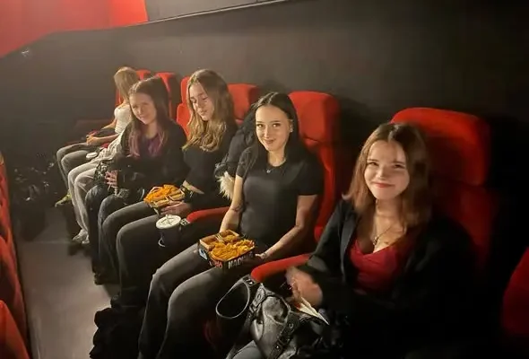 Maturzyści i klasa 3a w kinie na ekranizacji „Lalki”