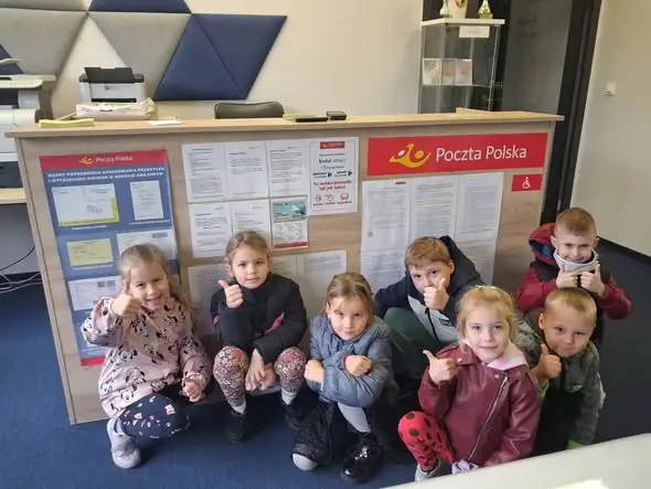 Dzień Poczty Polskiej w oddziale przedszkolnym – dzieci poznały pracę listonosza