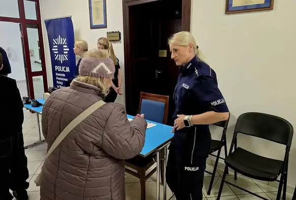 Oławska Niedziela: Policjanci uczyli seniorów, jak nie dać się oszukać