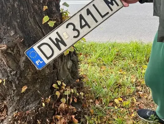 Zgubiona tablica rejestracyjna czeka na właściciela w centrum Oławy