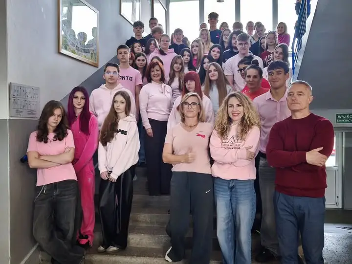 Różowy październik w szkole – solidarność z chorymi na raka piersi