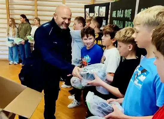 Oławscy policjanci uczą dzieci bezpieczeństwa na drodze i wręczają odblaski oraz kaski