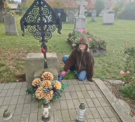 Uczniowie z Koła Caritas zadbali o groby przed Wszystkimi Świętymi