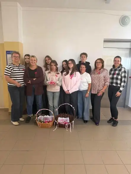 Uczniowie z Jelcza-Laskowic promują profilaktykę raka piersi w lokalnych instytucjach