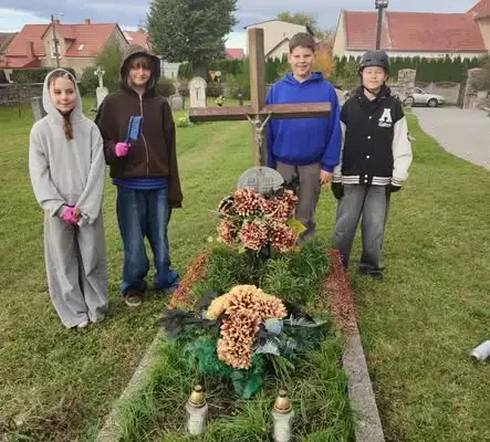 Uczniowie Szkolnego Koła Caritas zadbali o groby przed Wszystkimi Świętymi