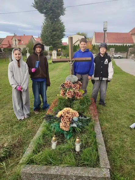 Uczniowie Szkolnego Koła Caritas zadbali o groby przed Wszystkimi Świętymi