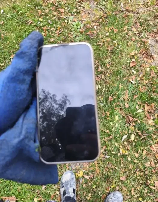 Zgubiony telefon na boisku w Jaczkowicach – właściciel poszukiwany