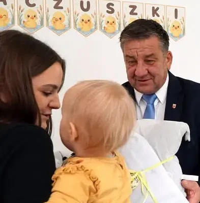 Wójt Gminy Oława z prezentami w żłobku w Marcinkowicach