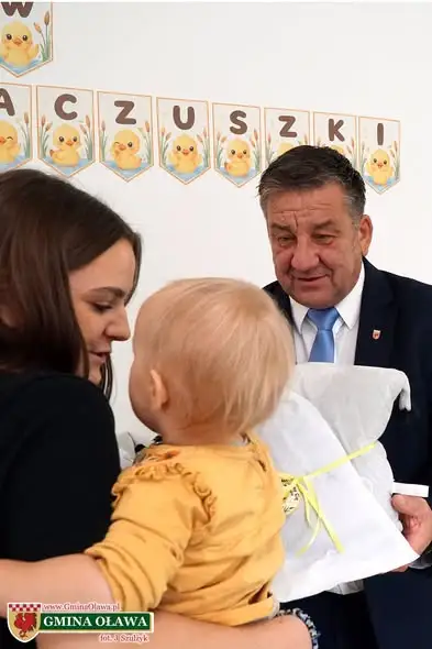 Wójt Gminy Oława z prezentami w żłobku w Marcinkowicach